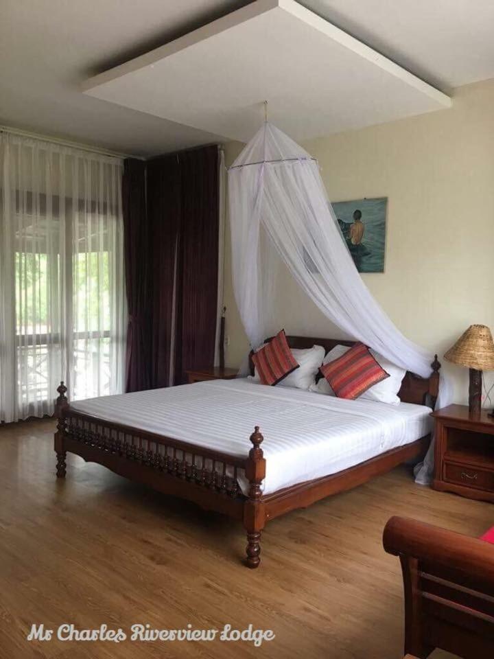 Mr Charles River View Lodge Хсипау Екстериор снимка