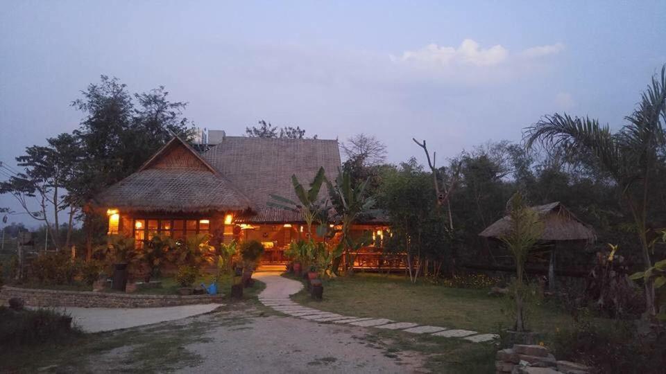 Mr Charles River View Lodge Хсипау Екстериор снимка