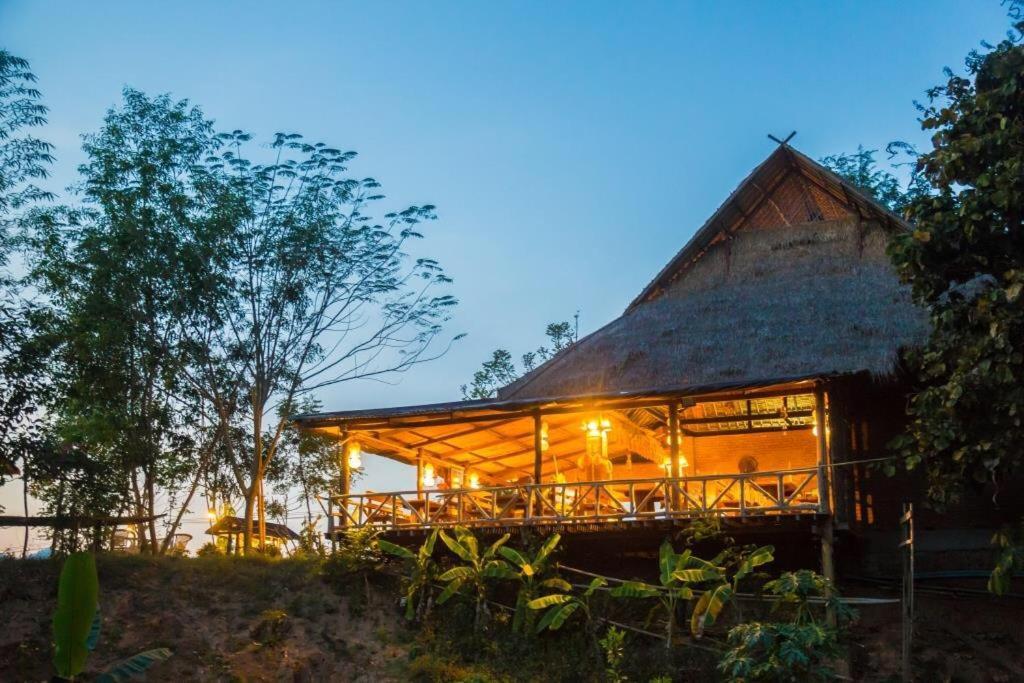 Mr Charles River View Lodge Хсипау Екстериор снимка